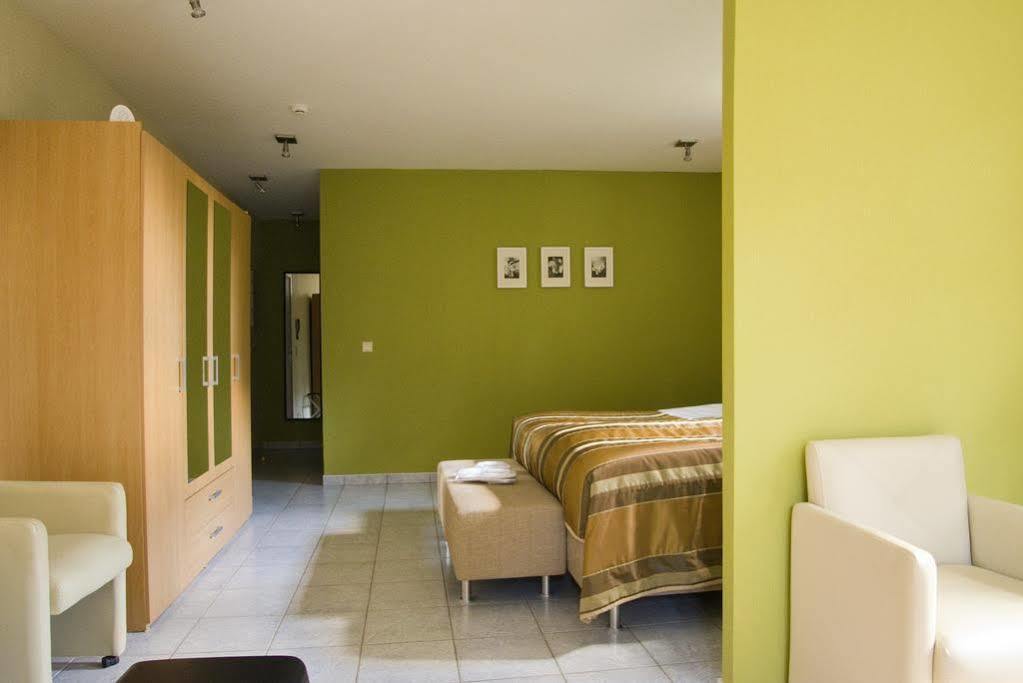 B&B Bloemenweelde Генк Экстерьер фото